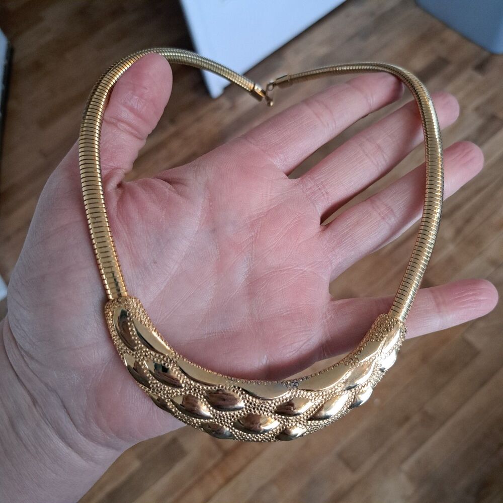 Vintage 80's Parklane Gold Tone Omega Pebbled Necklace Pendant Collared Jewelry